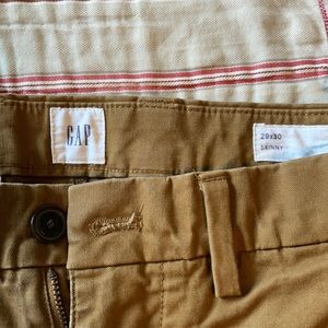 Like new, Men’s GAP dark khaki flat front pants.